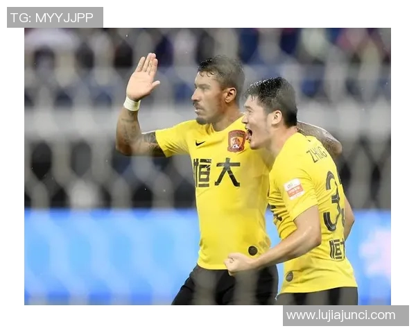 广州恒大与上海球队激战正酣谁能在这场对决中笑到最后